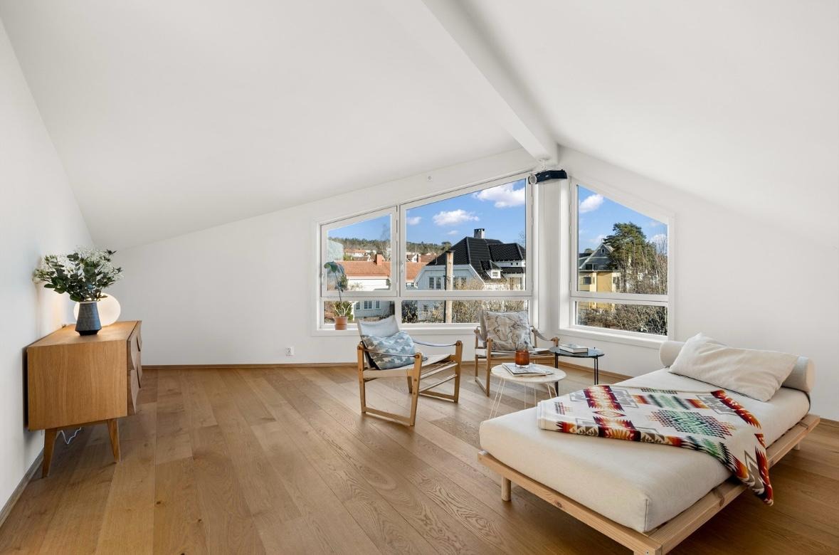 Loftsrommet kan brukes som ekstra stue eller soverom. 